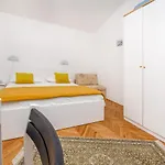Apartments And Room Novokmet *