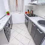 Apartment Apartments And Room Novokmet *