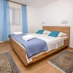 Apartment Apartments And Room Novokmet *