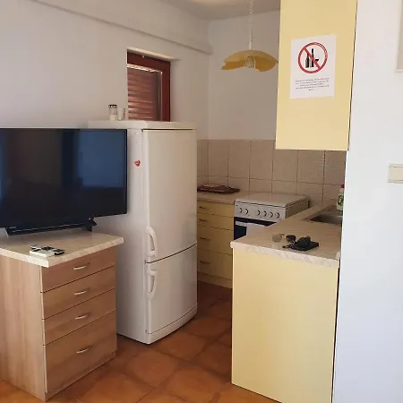 And Novokmet * רוגוזניצה